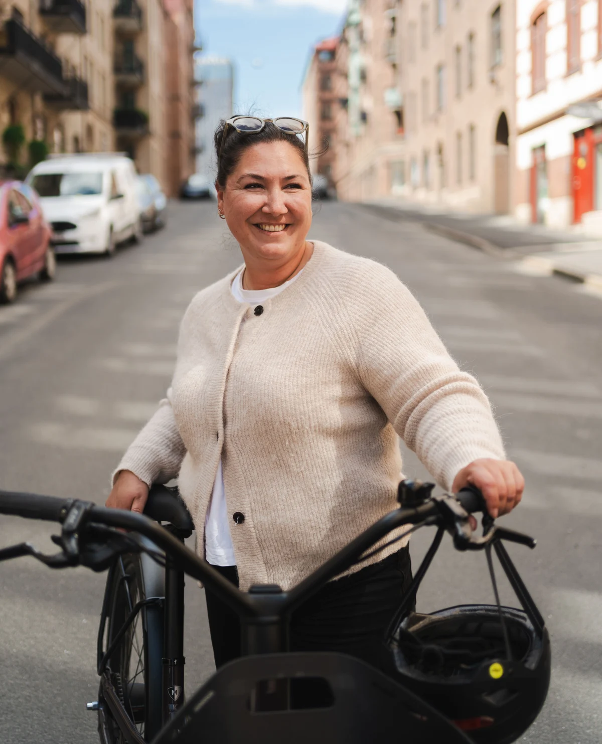 Kvinna med elcykel i stan
