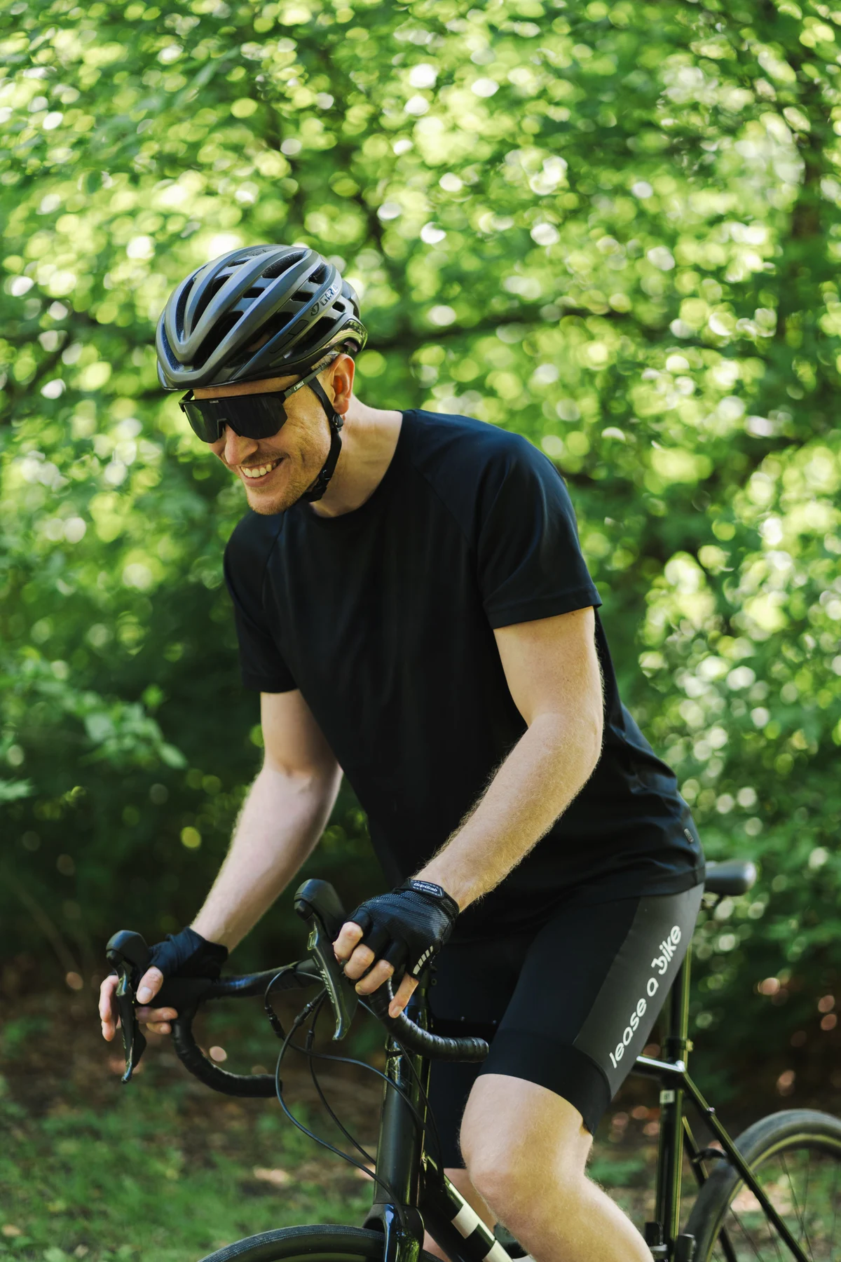 Tjej på grön Cannondale cykel