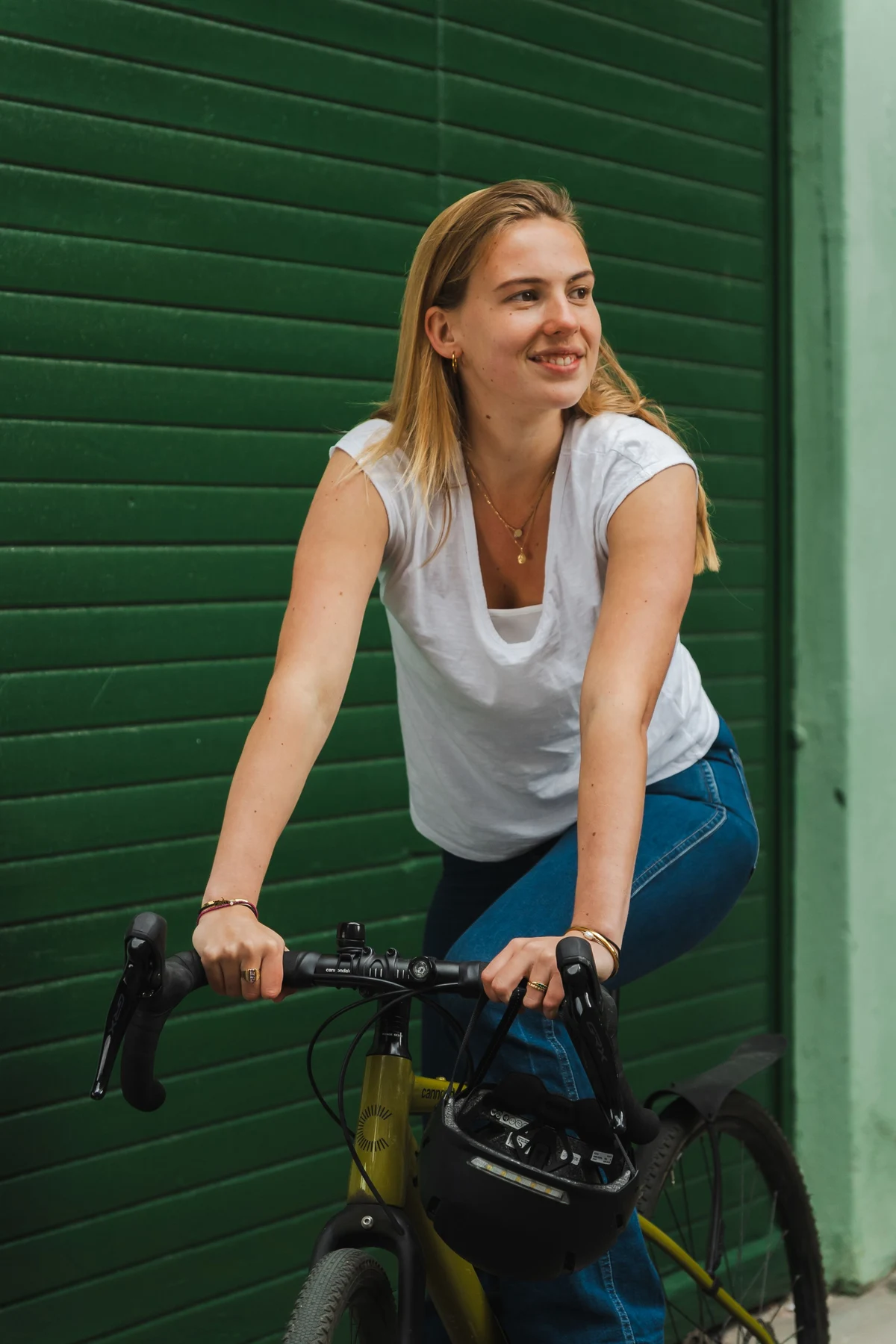 Tjej på grön Cannondale cykel