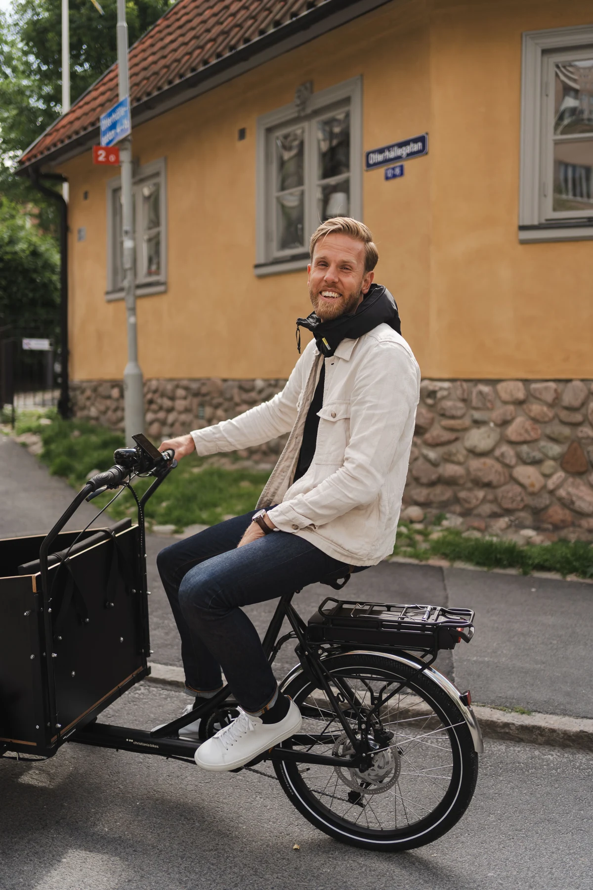 Kvinna med elcykel i stan