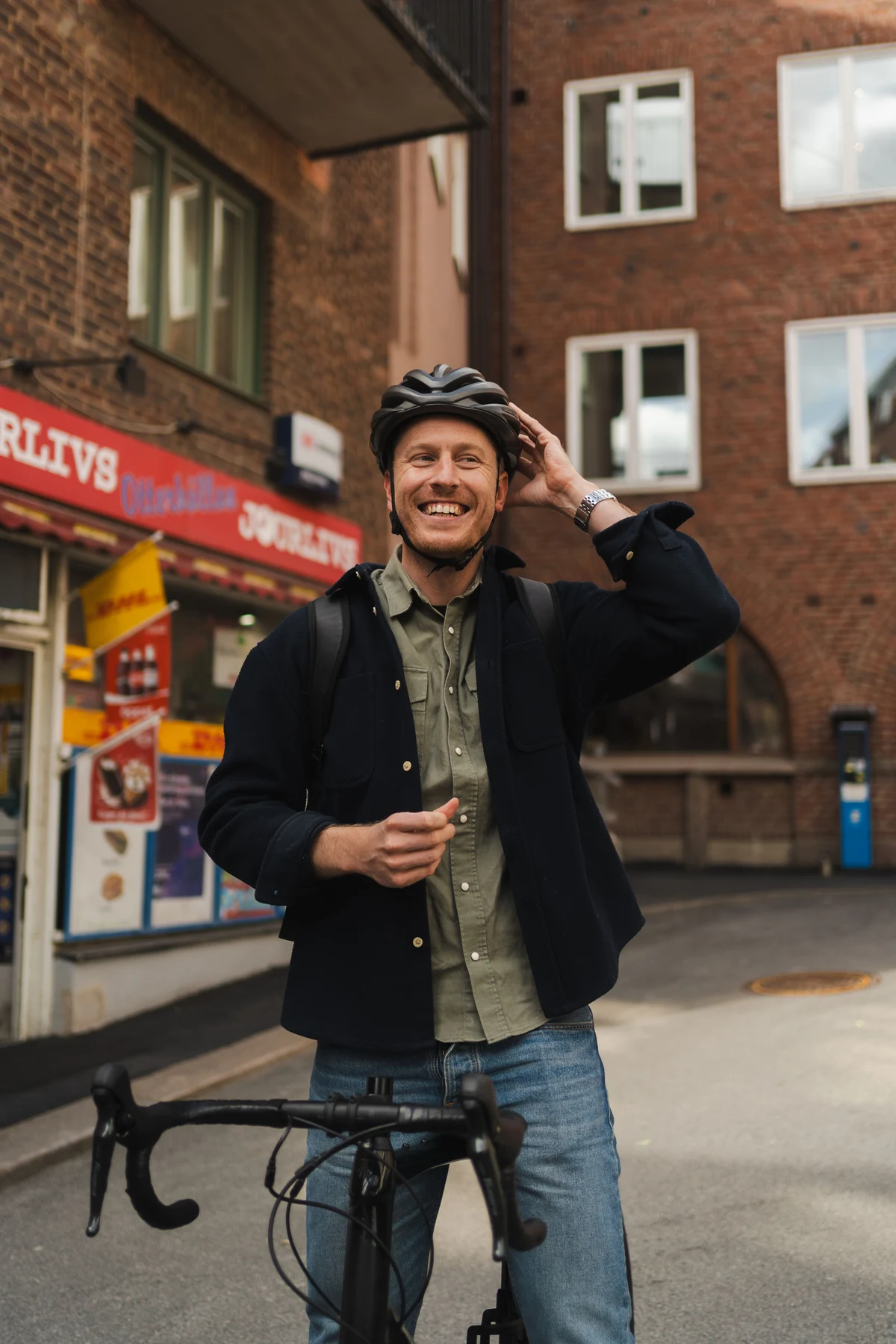 Kvinna med elcykel i stan