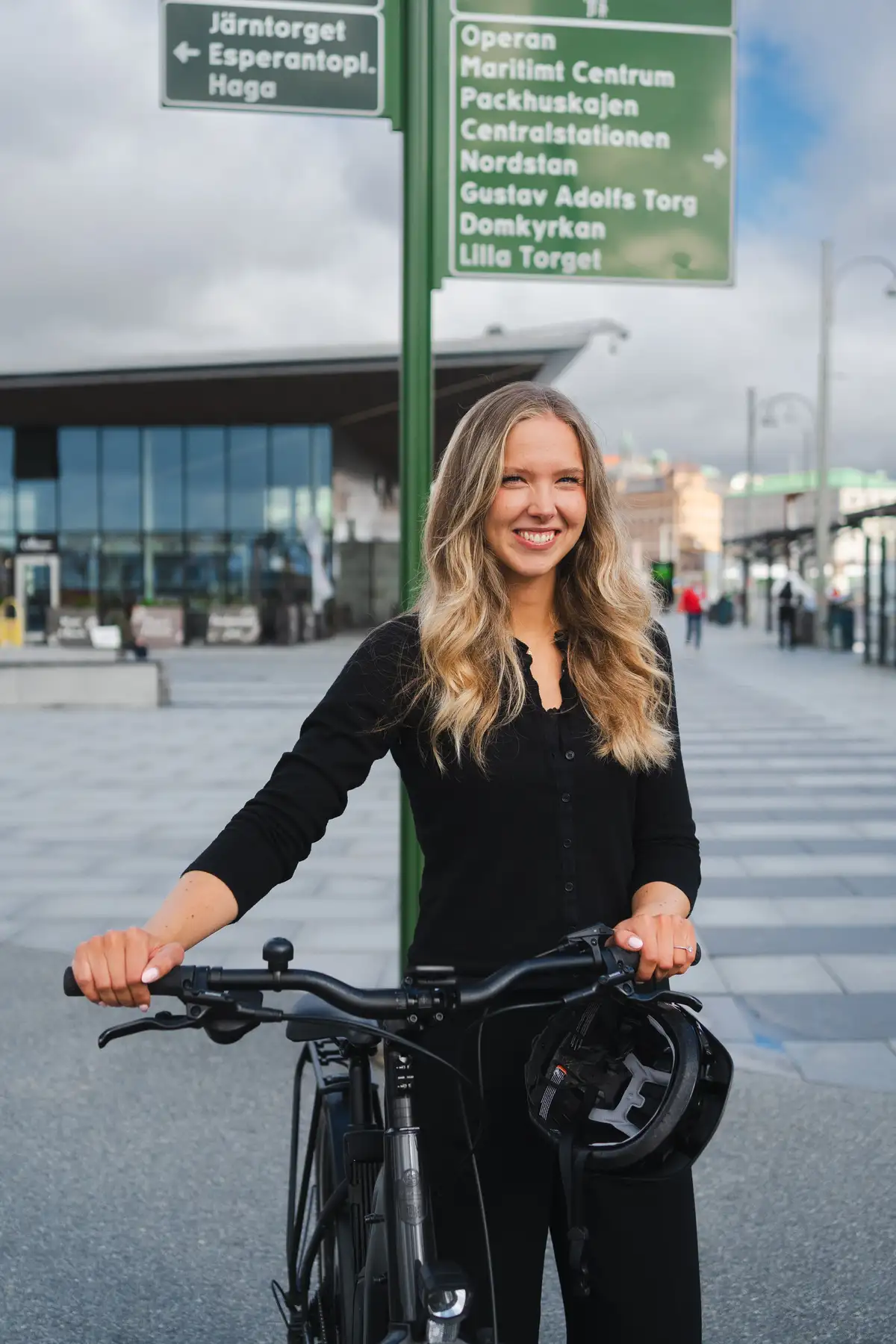 Tjej på grön Cannondale cykel